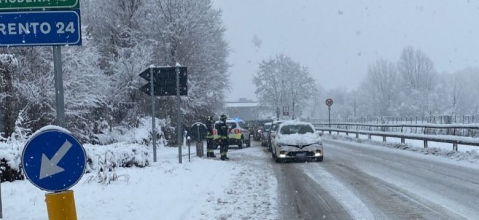 Neve, code e disagi sulle strade: tamponamento tra 3 auto sulla Ss47 della Valsugana